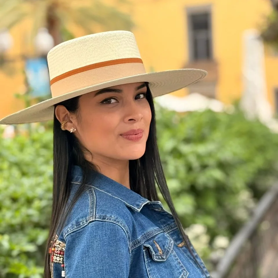 Sombrero Panamá ala ancha Camila blanco con beige y marrón Puesto