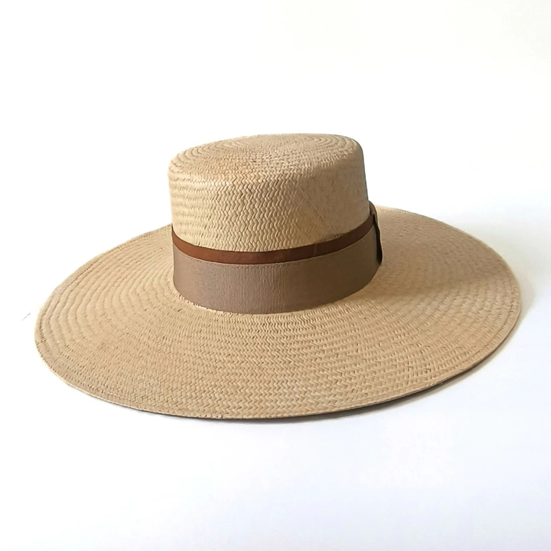 Sombrero Panamá ala ancha Camila blanco con beige y marrón