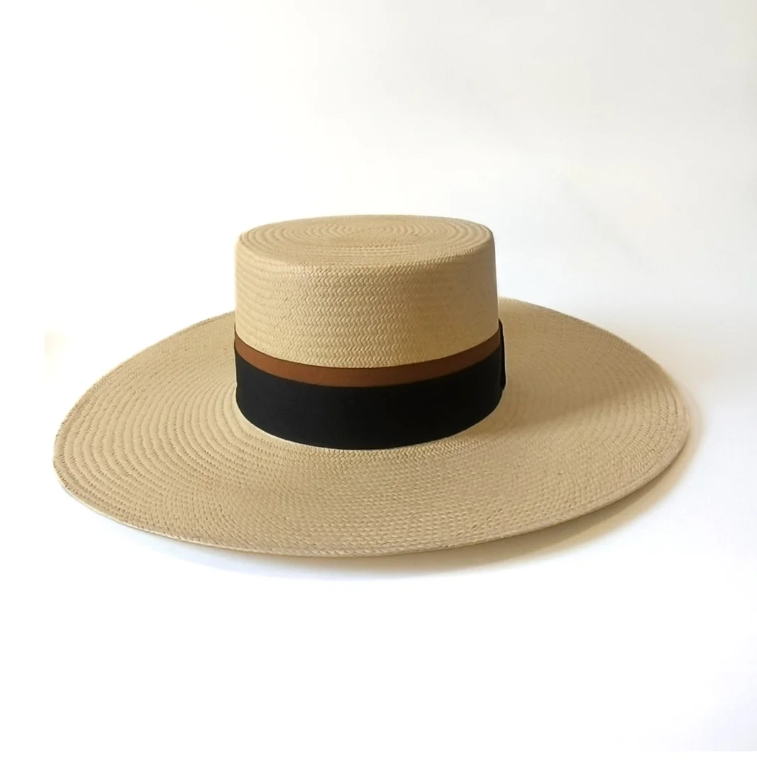 Sombrero Panamá ala ancha Camila blanco con tira negra y marrón