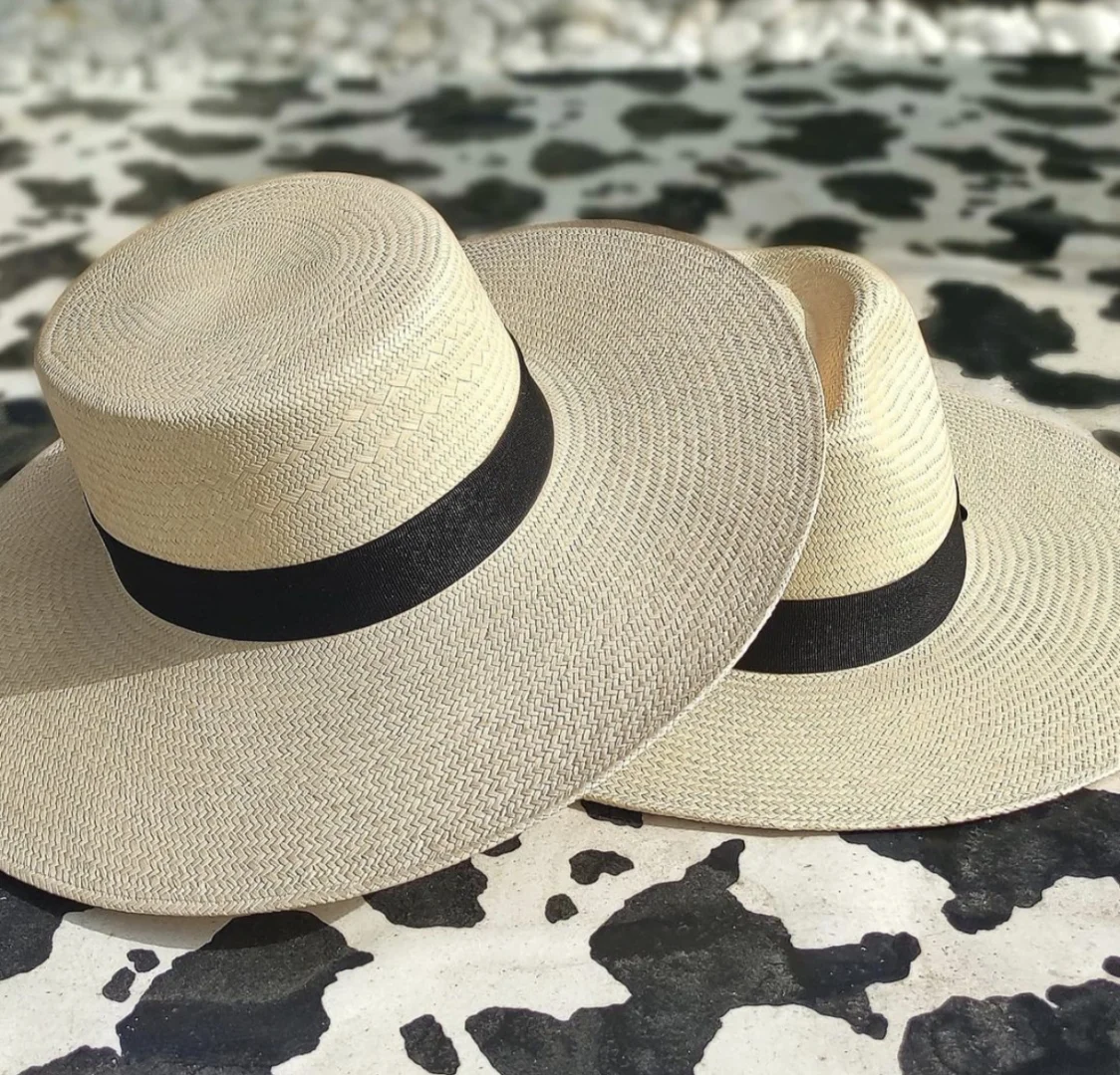 Sombrero Panamá ala ancha Camila blanco con tira negra Puesto